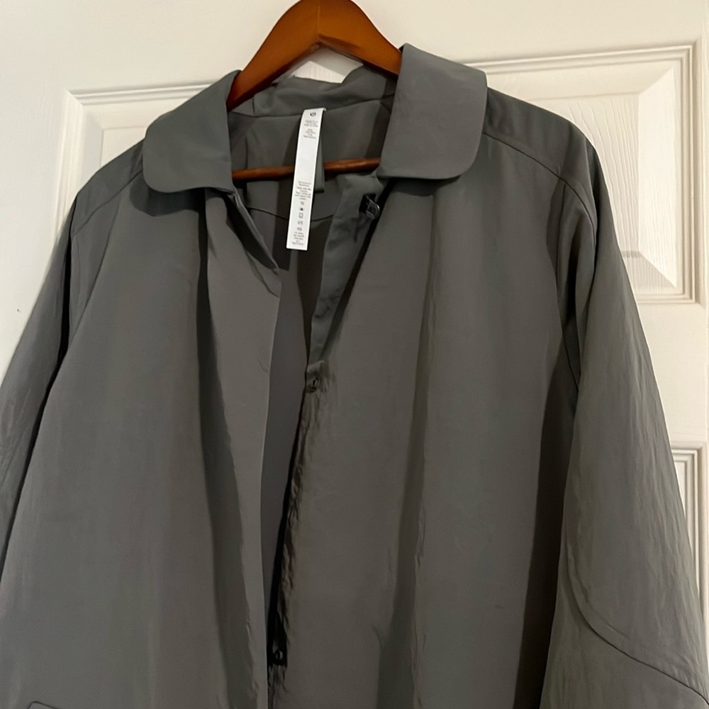 Lululemon green trench light coat woman size 10